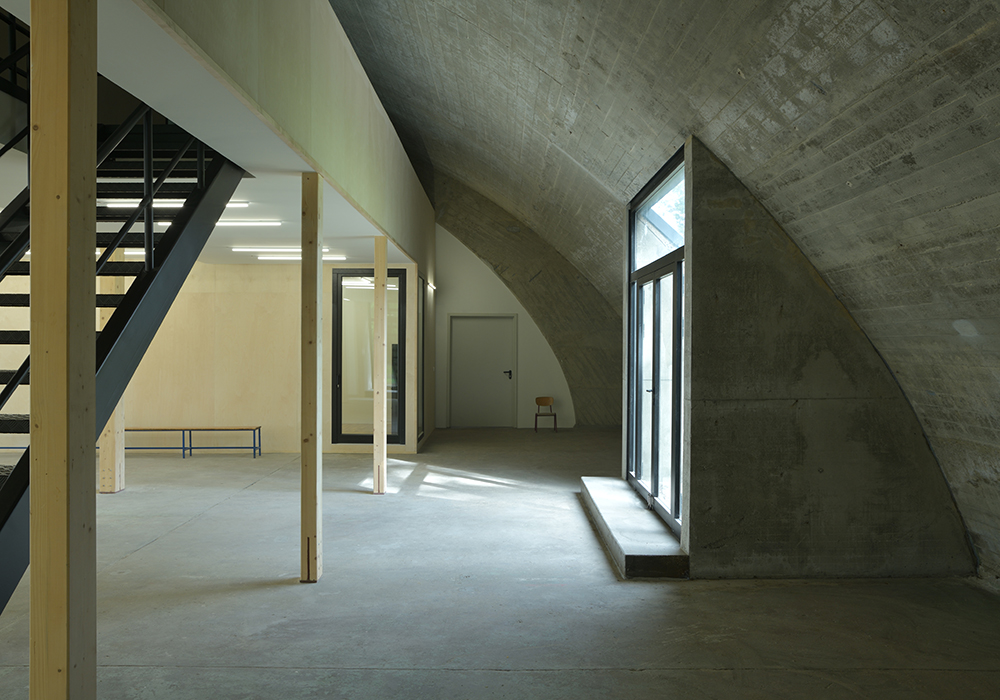 Kulturhangar IV, Beton und Holz